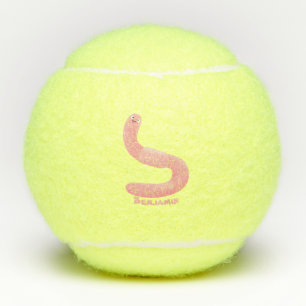 Cute happy roze regenworm cartoon tennisballen