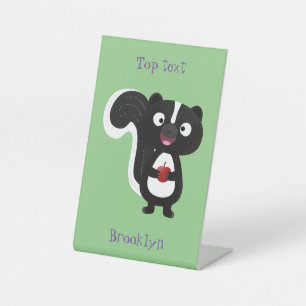 Cute happy skunk cartoon illustratie reclamebord met voetstuk