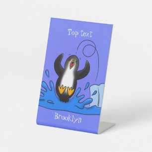 Cute happy springing pinguin cartoon illustratie reclamebord met voetstuk