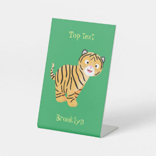 Cute happy tijgerkub cartoon reclamebord met voetstuk