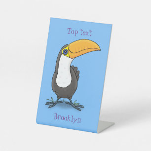 Cute happy toucan cartoon illustratie reclamebord met voetstuk
