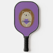 Cute Hedegel Holidng a Paars Heart Pickleball Paddle (Achterkant)