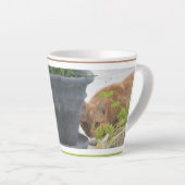 Cute Hiding Red Cat Latte Mok (Rechterhoek)