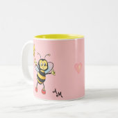 Cute Honey Bee with Heart & Monogram on Light Pink Tweekleurige Koffiemok (Voorkant links)