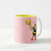 Cute Honey Bee with Heart & Monogram on Light Pink Tweekleurige Koffiemok (Voorkant rechts)
