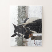 Cute Horse Kauwend op een hek Legpuzzel (Verticaal)