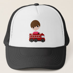Cute, jongen met brandwagen trucker pet