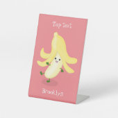 Cute kawaii banana cartoon reclamebord met voetstuk (Voorkant)
