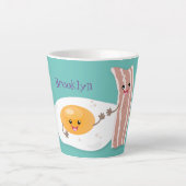 Cute kawaii egg and bacon cartoon illustration latte mok (Voorkant)