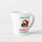 Cute kerstfilm die  kijkt latte mok (Rechterhoek)