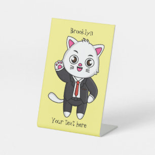 Cute kitten kat in business suit cartoon reclamebord met voetstuk
