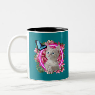 Cute Kitten met blauwe vlinder op neontropisch Tweekleurige Koffiemok