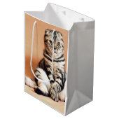 Cute Kitten Sprawout Medium Cadeauzakje (Voorkant Gekanteld)