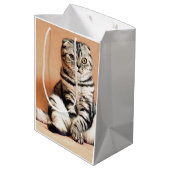 Cute Kitten Sprawout Medium Cadeauzakje (Achterkant Gekanteld)