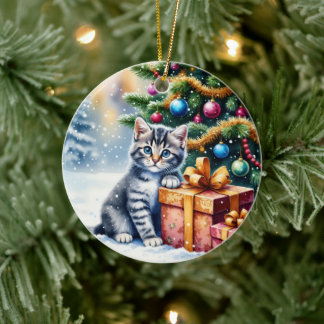 Cute Kitten Under Christmas Tree Keramisch Ornament