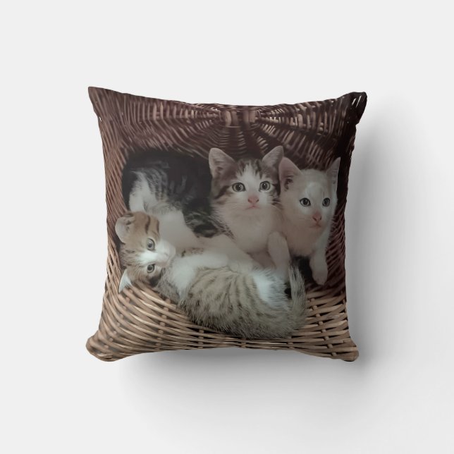 Cute Kittens in Basket Throw Pillow Kussen (Voorkant)