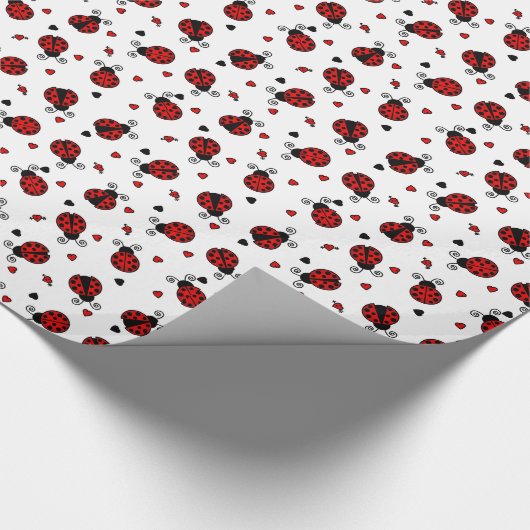 Cute Ladybug en Hearts Pattern Cadeaupapier (Hoek)