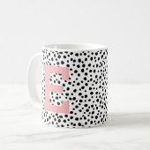 Cute Large Pink Initiaal on Dalmatian Spot Pattern Koffiemok (Voorkant links)