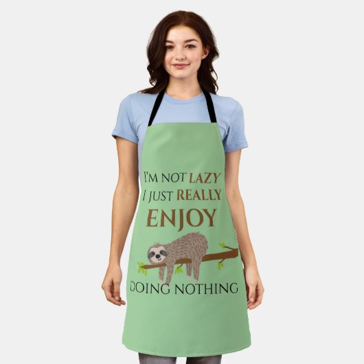 Cute Lazy Sloth Hanging on Tree Funny Text Schort (Gedragen)