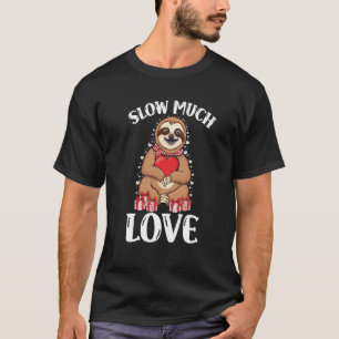 Cute lazy sloth houdt hartenliefde valentijn t-shirt