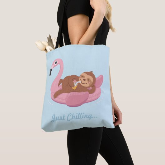 Cute Lazy Sloth on roze Flamingo Float Summer Tas (Dichtbij)