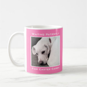 Cute Lazy White Dog Wachten op Pasen Snoep Roze Koffiemok