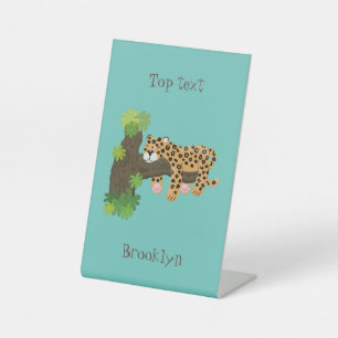 Cute leopard slapen in de cartoon afbeelding van d reclamebord met voetstuk