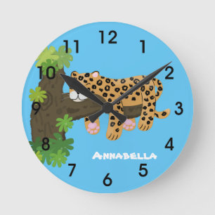 Cute leopard slapen in de cartoon afbeelding van d ronde klok
