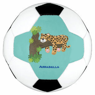 Cute leopard slapen in de cartoon afbeelding van d voetbal