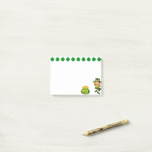 Cute leprechaun, gelukshamrocks & pot of gold post-it® notes (Op bureau)