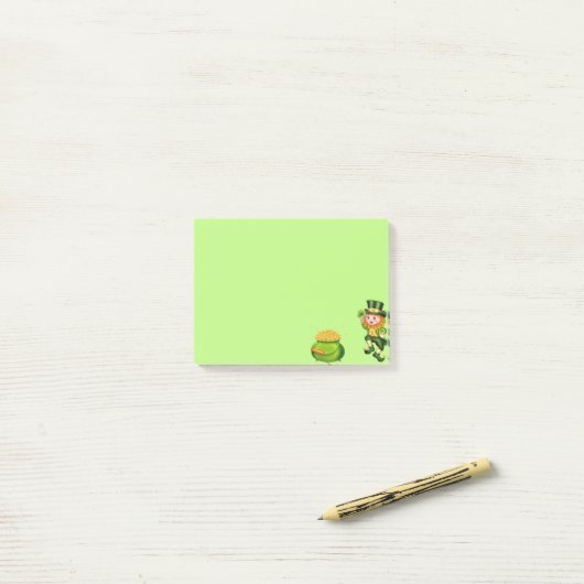 Cute leprechaun & pot goud op kalkgroen post-it® notes (Op bureau)