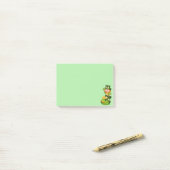 Cute leprechaun & pot of gold on light green post-it® notes (Op bureau)