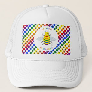 Cute LGBT Proud Rainbow Bee en Flowers Trucker Pet