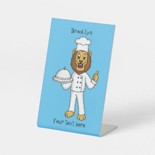 Cute lion chef cartoon illustratie reclamebord met voetstuk