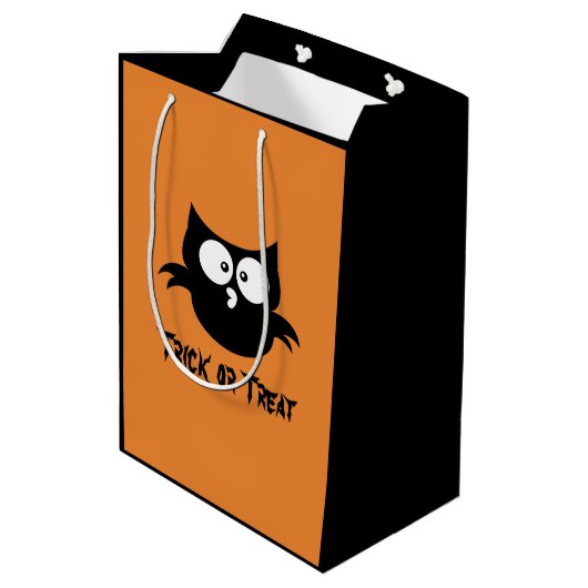 Cute Little Spooky Black Halloween Owl Medium Cadeauzakje (Achterkant Gekanteld)