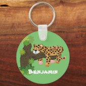 Cute luipaard slaapt in boom cartoon illustratie sleutelhanger (Voorkant)