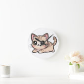 Cute Lying Tabby Kitten Kawaii Style Ronde Klok (Huis)