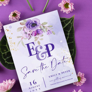 Cute Monogram Paarse Floral Wedding Save the Date Briefkaart