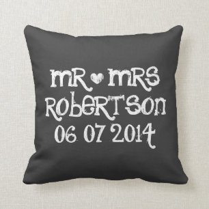 Cute Mr en Mrs. Chalkboard bruiloft werpt kussens