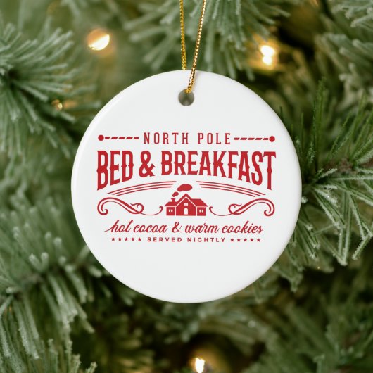 Cute North Pole Bed and Breakfast Keramisch Ornament (Boom)