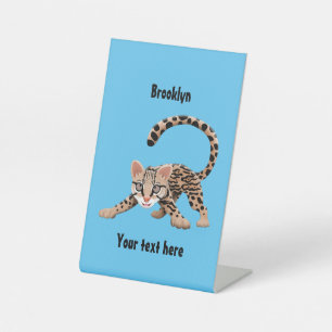 Cute ocelot cartoon illustratie reclamebord met voetstuk