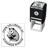 Cute Opossum Reading Book Library Book Name Zelfinktende Stempel (In situ)
