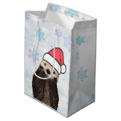 Cute Otter die met Kerstmis een kerstman heeft. Medium Cadeauzakje (Achterkant Gekanteld)