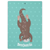 Cute otter-duiken op blauwgroen cartoon illustrati klembord (Achterkant)