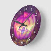 Cute Paars Bat Inside Carved Jack-o' Lantern Ronde Klok (Hoek)