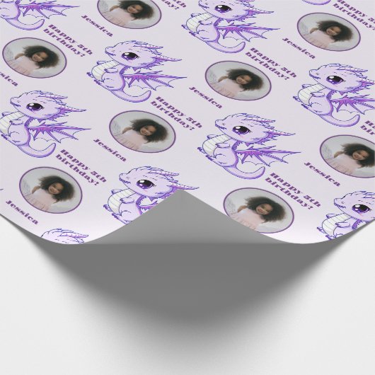 Cute Paarse Chibi Dragon Custom Photo Text Cadeaupapier (Hoek)