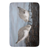 Cute Pair van Sanderlings Shares a Seaside Meal Badmat (Voorkant Verticaal)
