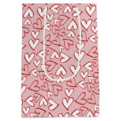 Cute Pastel Blush Pink Red Hearts Patroon Medium Cadeauzakje (Achterkant)