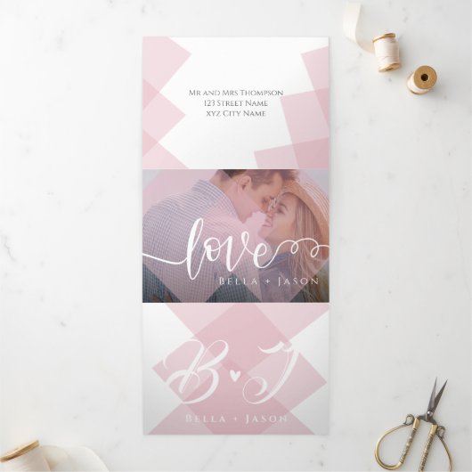 Cute Pastel Pink White Script Multi Photo Wedding Drieluik Uitnodiging (Buitenkant)