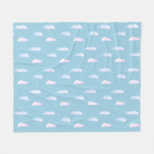 Cute pastelwolken op lichthemelblauw fleece blanke